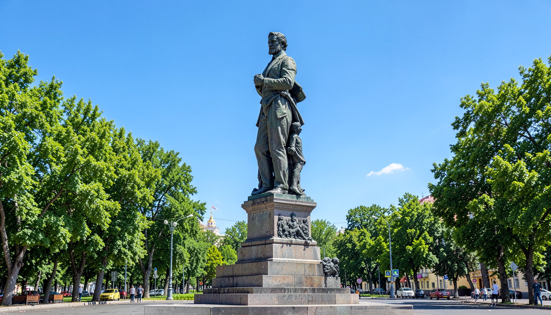 Памятник Дюку де Ришелье на Приморском бульваре Одессы, солнечный день, голубое небо, зелёные деревья